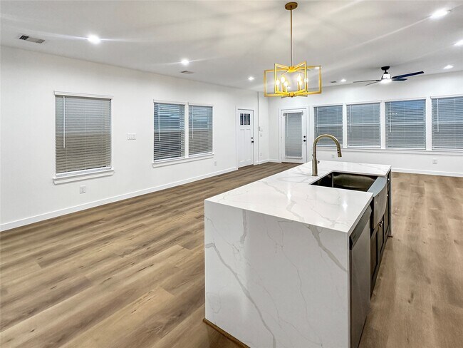 Photo - 6004 Bacher St