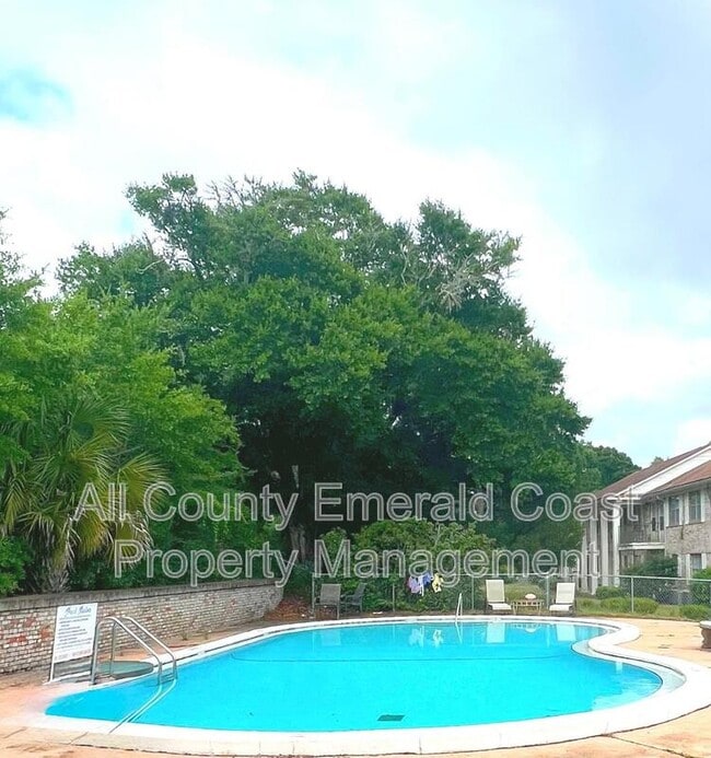 Photo - 105 Country Club Dr