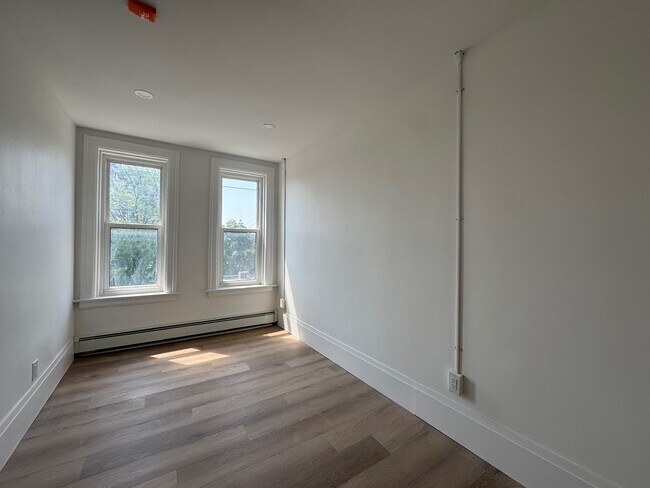 Photo - Freshly Renovated 1 Bedroom 1 Bathroom Apa... Unit 12