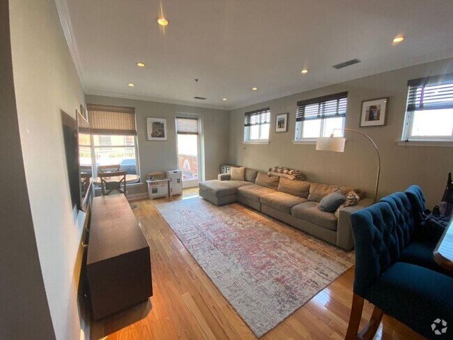 Building Photo - 402 9th St Unit E2B Rental