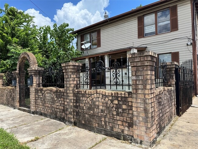 Building Photo - 5617 Eskridge St