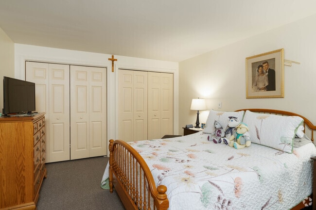 2 habitaciones, 1 baño - 995 pies cuadrados - Dormitorio principal - Krause Gardens Senior Living (55+)