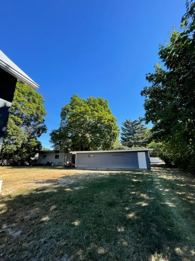 Photo - 3 Bedroom/ 1 Bathroom downtown home!