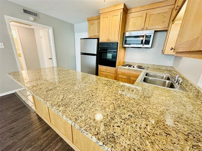 Building Photo - 601 W 11th St Unit 124 Rental