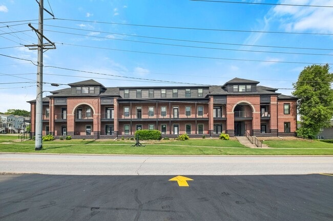 Building Photo - 1115 N Leverett Ave Unit #205