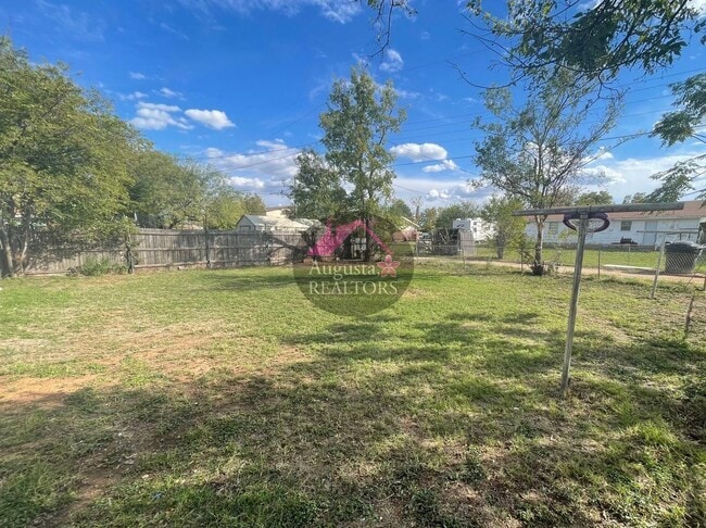 Photo - Affordable 3 or 4 bedroom home!!