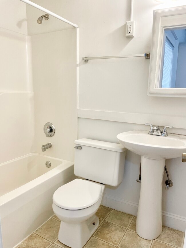 Building Photo - 803 W Edwards St Unit B