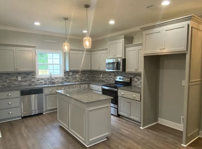 Photo - Spacious 4BR/2BA Home with Open Floor Plan, Granite Kitchen & Privacy Fence in Valdosta