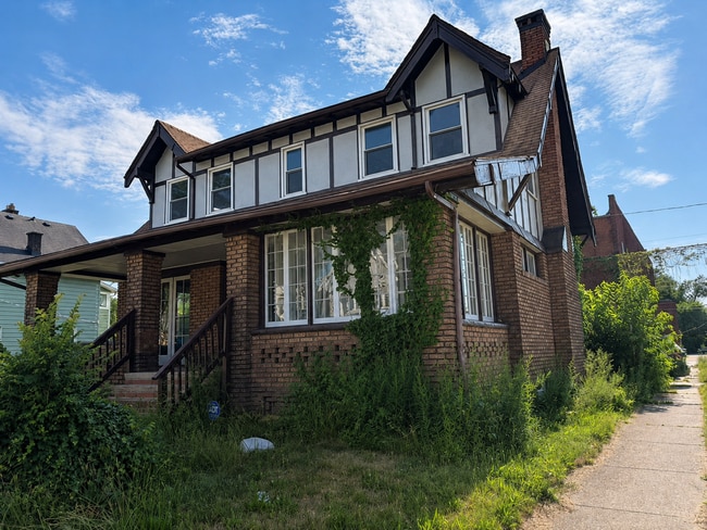 Building Photo - Four bedrooms. A sunroom. A fenced yard. A garage. Your next home is ready to be discovered!