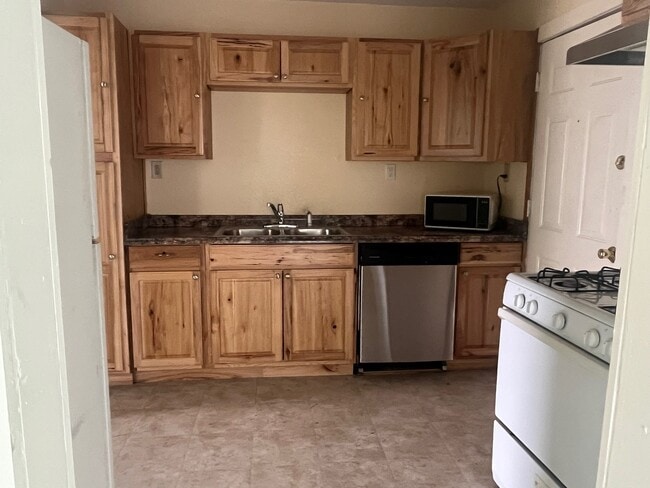 Photo - 1519 W 8th St
