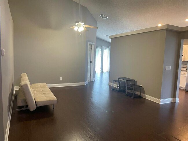 Photo - 308 Halstead Dr