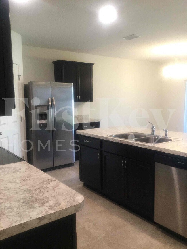 Photo - 407 SW Lakehurst Dr