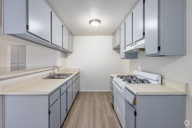 1 habitación, 1 baño - 600 pies cuadrados - Cocina - 6810 Foothill Blvd