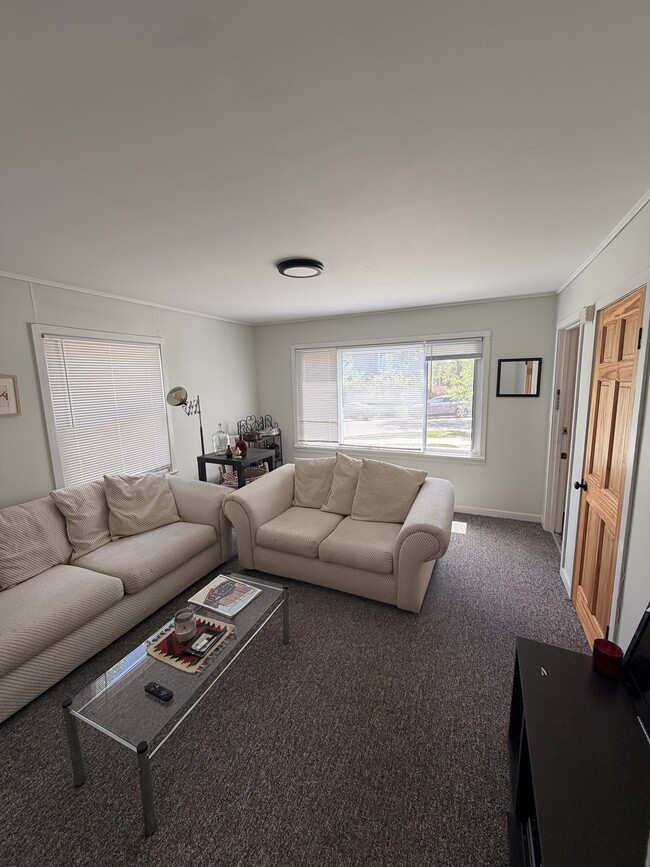 Living Room - 606 W Summit St