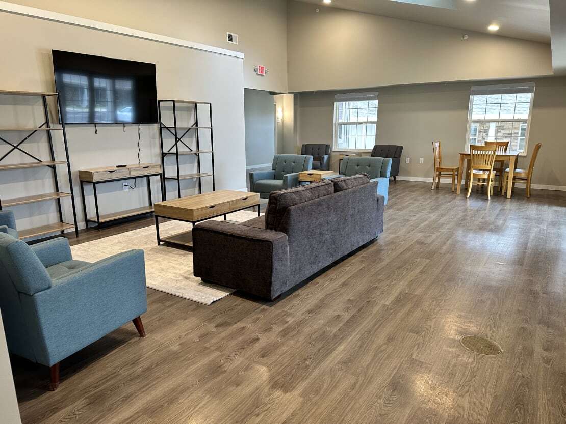 Sala de estar de la casa grupal - Woodside Prairie Apartments and Townhomes