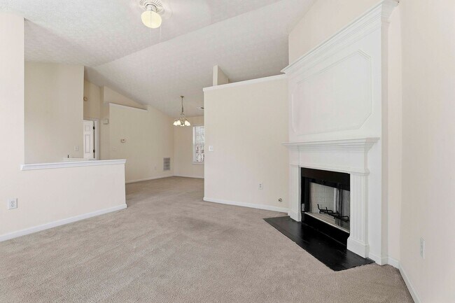 Photo - 3BR Split Level with 2 Car Garage in Jonesboro