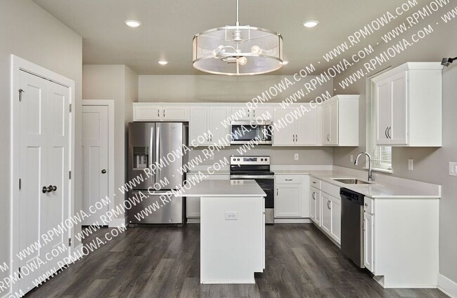 Photo - 670 SE Drumlin Dr