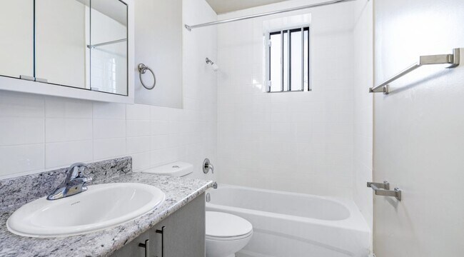 Photo - 1219 Dundas St W