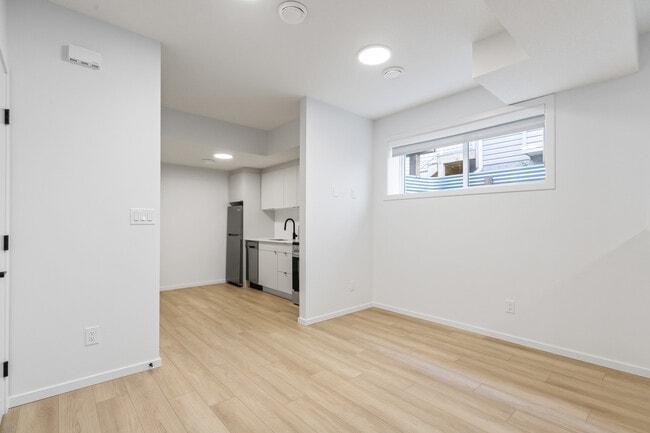 Building Photo - 11440-11487 87 St NW Unit BSMT 2