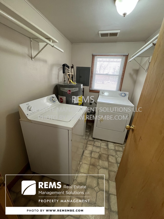 Photo - 151 W Adams St