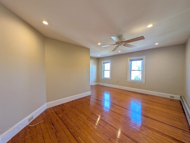 Building Photo - 41 Bay State Ave Unit 3