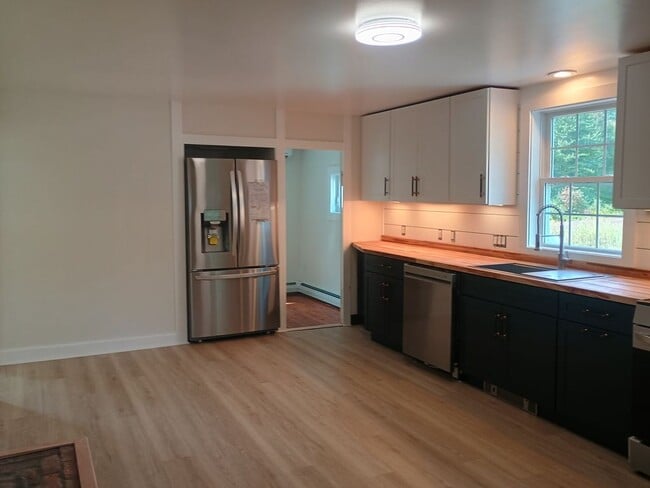 Building Photo - 98 Spring Rd Rental