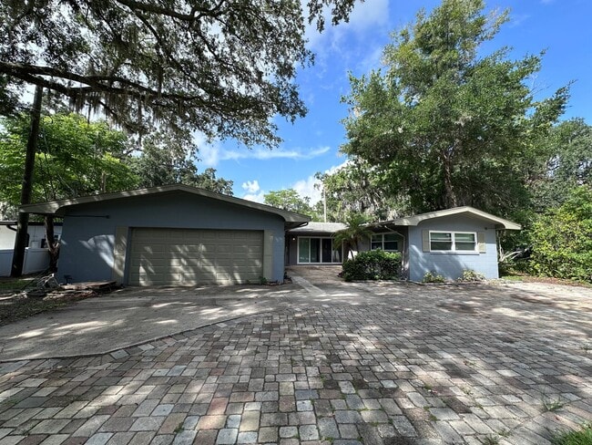 Building Photo - double lake front 4/2 house with swimming pool