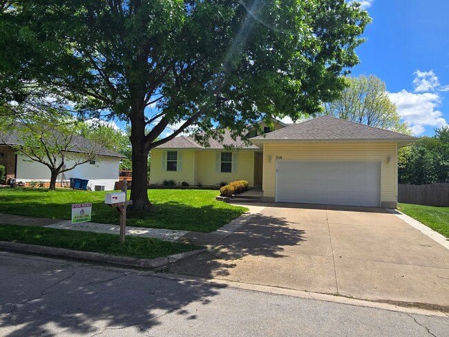Building Photo - Now Available! Gorgeous Walkout Basement Home with a Pool, Ozark