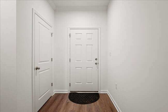 Photo - 644 Hemsworth Ln