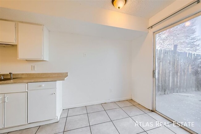 Photo - 904 Excalibur St Unit C