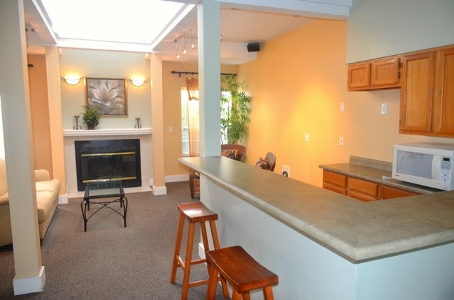 Building Photo - 16817 Larch Way Unit c106