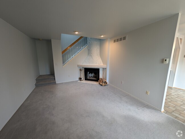 Building Photo - 38928 Country Cir Unit 38928  15 Rental
