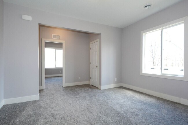 Photo - 294 Winifred St E Unit 2