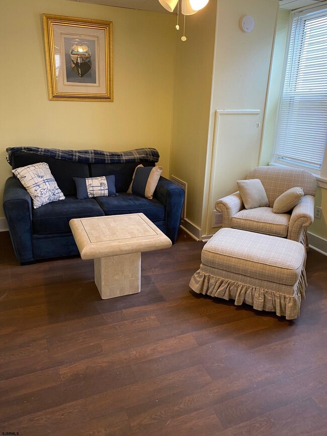 Photo - 104 N Cambridge Ave Unidad rear