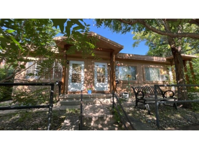 Building Photo - Centrally Located 1 Bedroom. Most Utilities Included!