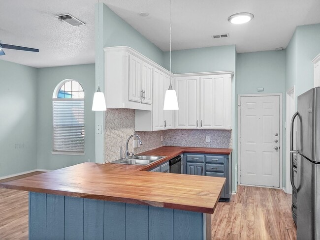 Photo - Stylish 3-2-2 with Upgrades, Spacious Back... Casa