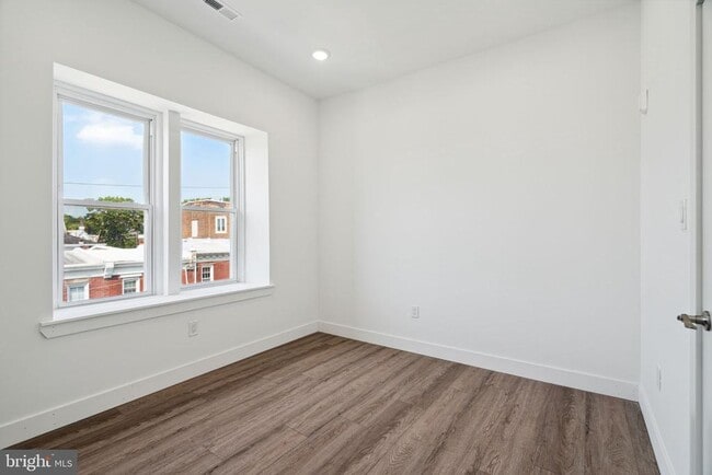 Building Photo - 5164 Ridge Ave