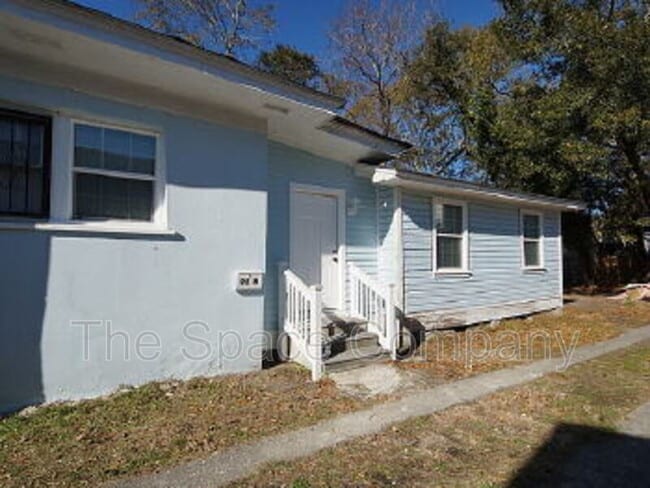 Building Photo - 98 Sans Souci St Unit B