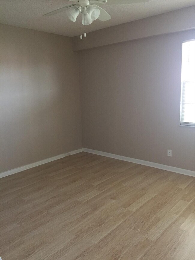 Photo - 1100 SW 128th Terrace Unidad 402