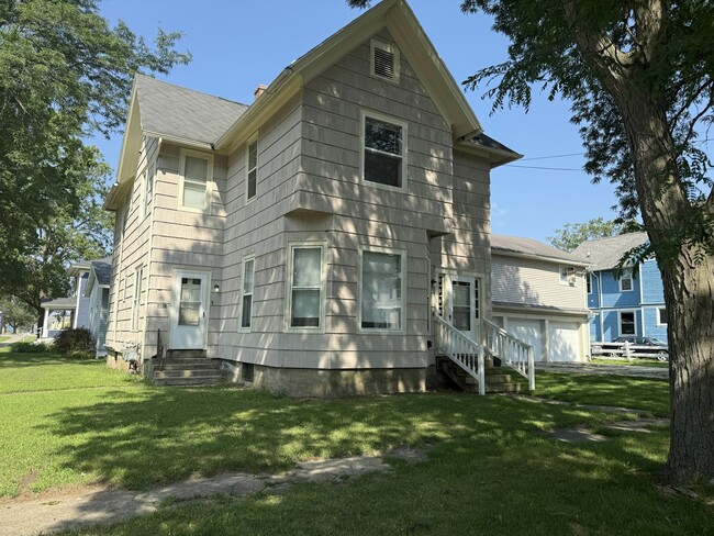 Building Photo - 101 N Berrien St Rental