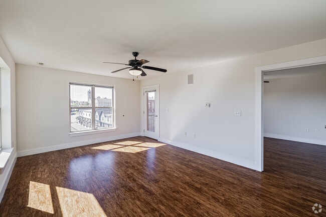 2 habitaciones, 2 baños - 1000 pies cuadrados - Sala de estar - Gish Flats