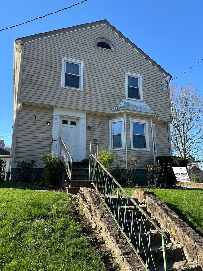 Building Photo - 1652 Roosevelt Ave Unit 1652 Roosevelt Ave Apt 2