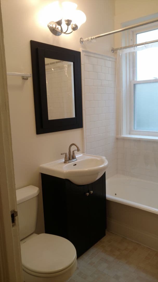 Building Photo - Cutest Apartment Ever - Horner Park (Montr... Unit 1C