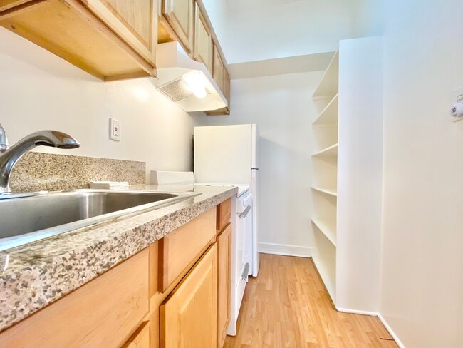 Building Photo - 1817 Ivar Ave Unit 105 Rental