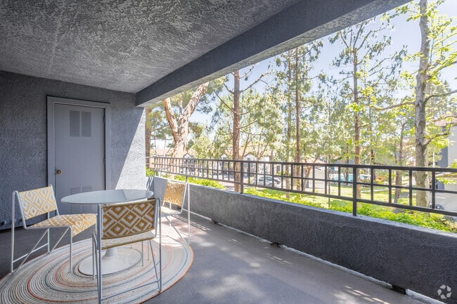 2BR, 2BA - 981 SF