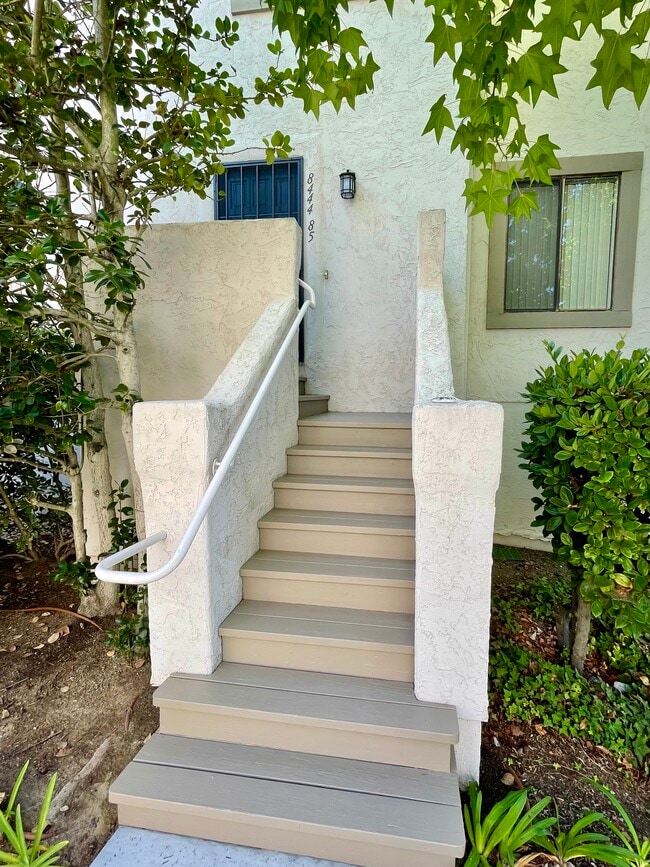 Escaleras delanteras - 8444 Via Sonoma Unidad #85