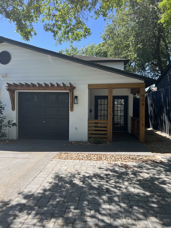 Building Photo - 804 E South St Unit 804