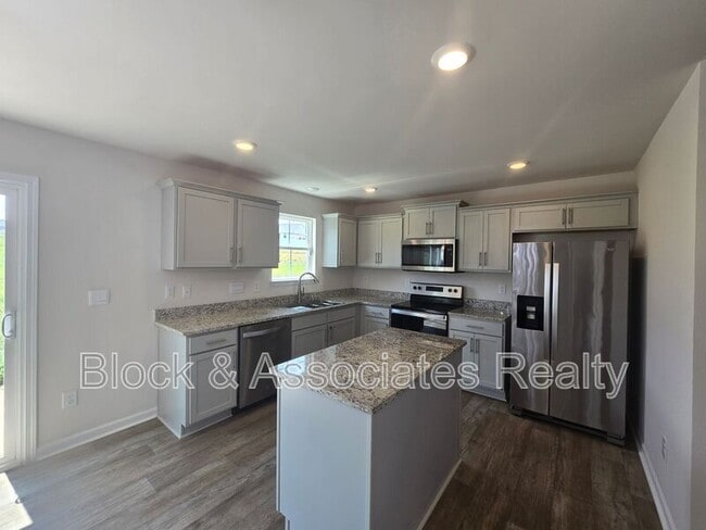 Photo - 310 Beresford Wy