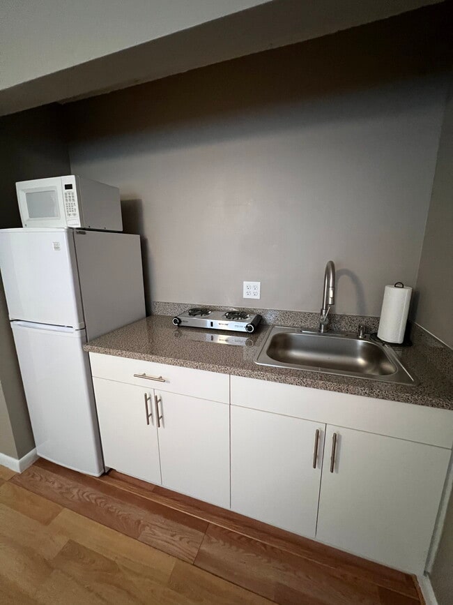 Now has a New Stainless Steel Fridge - 14931 SW 92nd Ter Unit 1 bed 1 bath