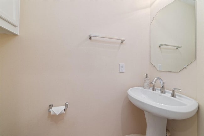 Photo - 826 E 40th St